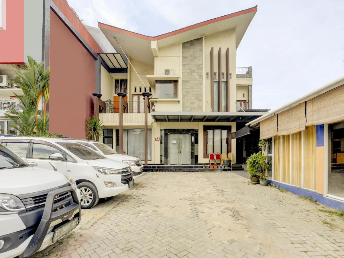 Oyo 3884 Dixie Syariah Guest House Samarinda Exterior photo